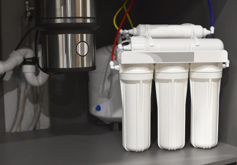 Under-sink reverse osmosis water filtration system with replacement cartridges